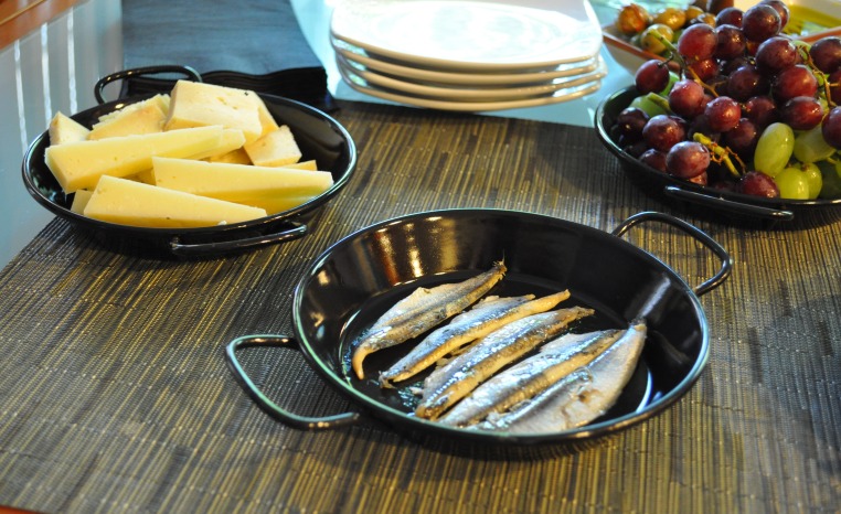 http://familyrecipecentral.com/sites/default/files/ckf/recipebob/images/tapas-anchovies-02.jpg